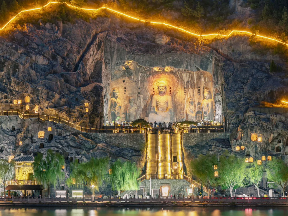 龙门石窟佛像夜景