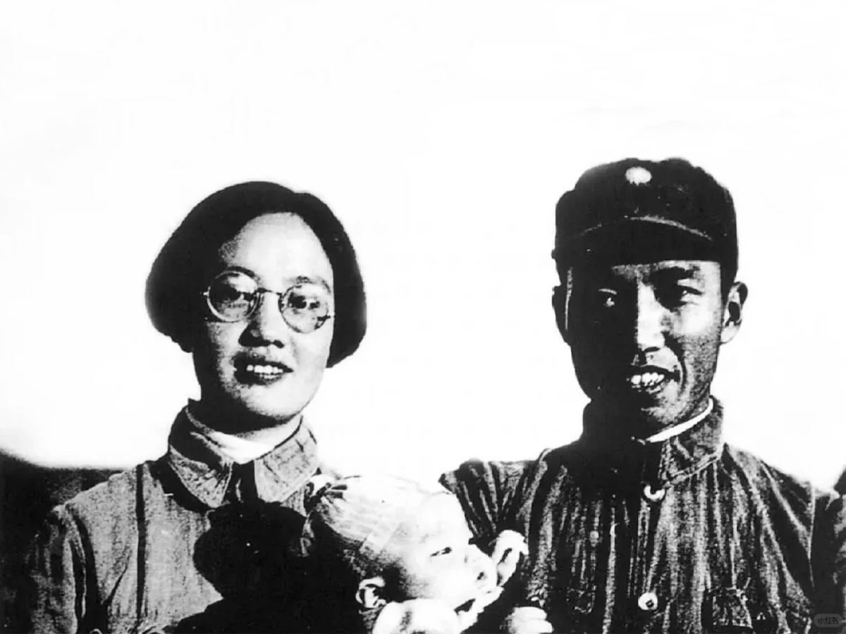 1940年8月30日左权和妻女拍摄的全家福