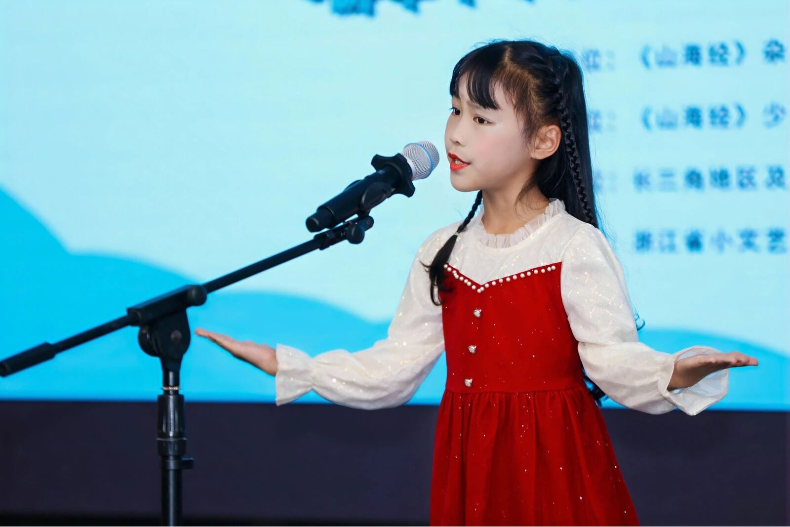 选手在讲演故事
