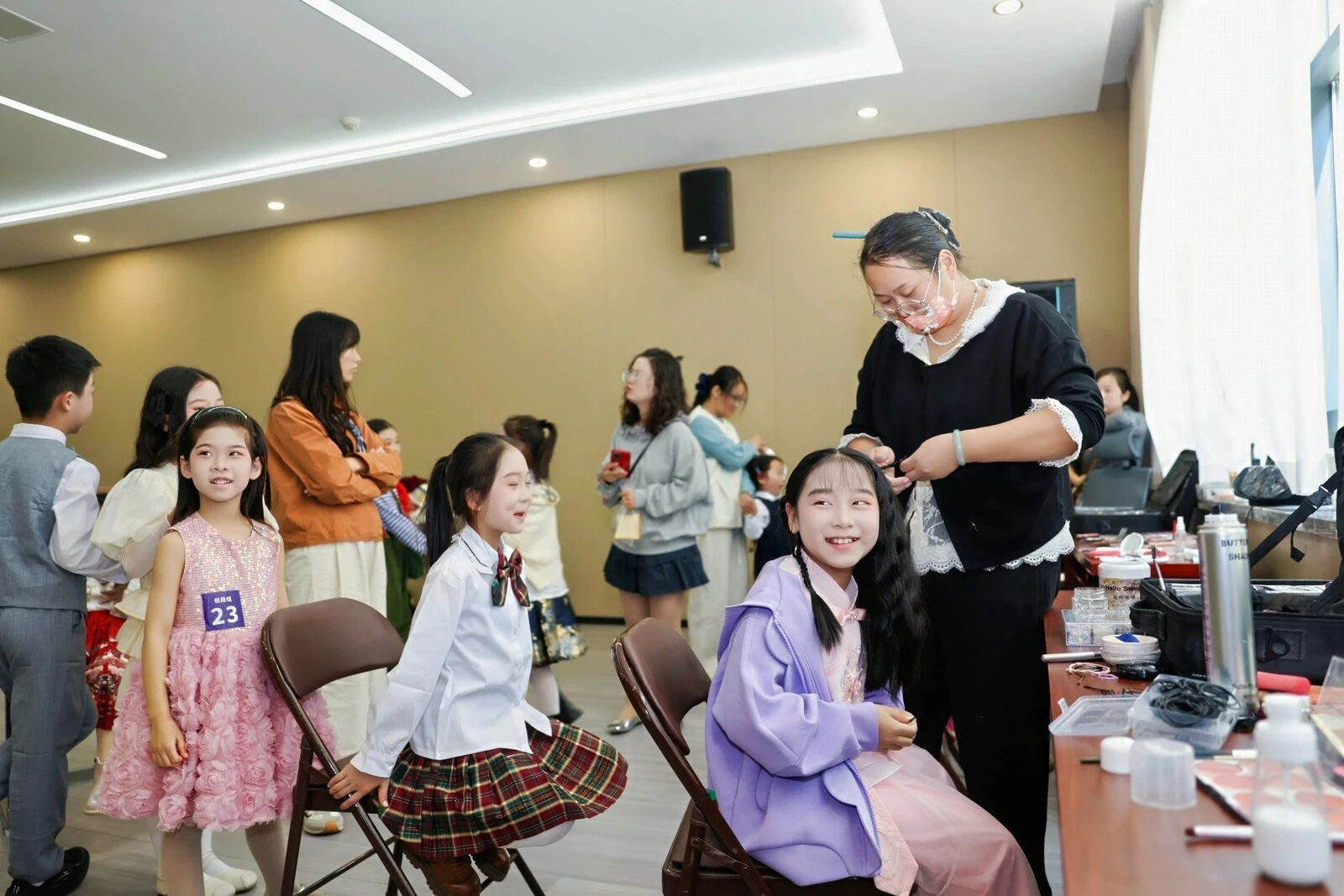 选手们在做化妆准备